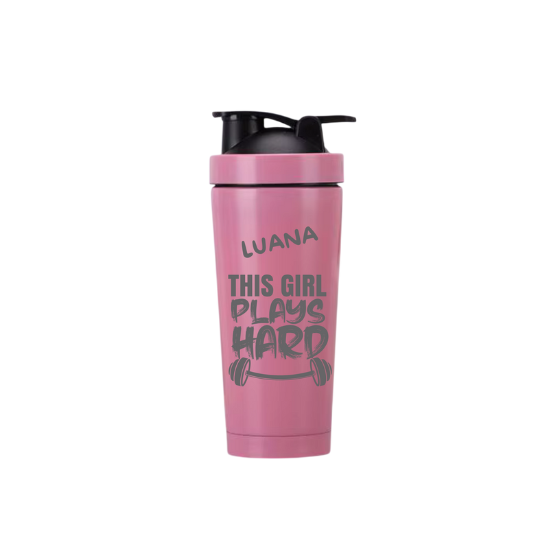 Edelstahl Protein Shaker Plays Hard Rosa – Personalisiert mit Gravur