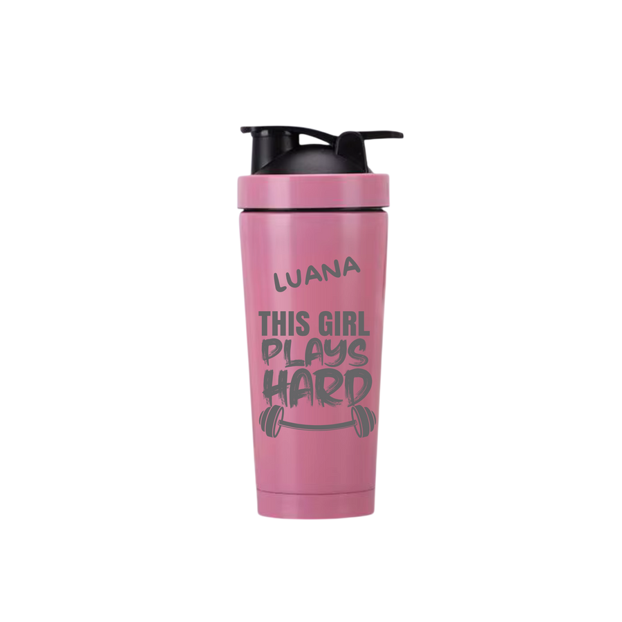 Rosa Edelstahl-Proteinshaker mit Plays-Hard-Motiv und Gravur